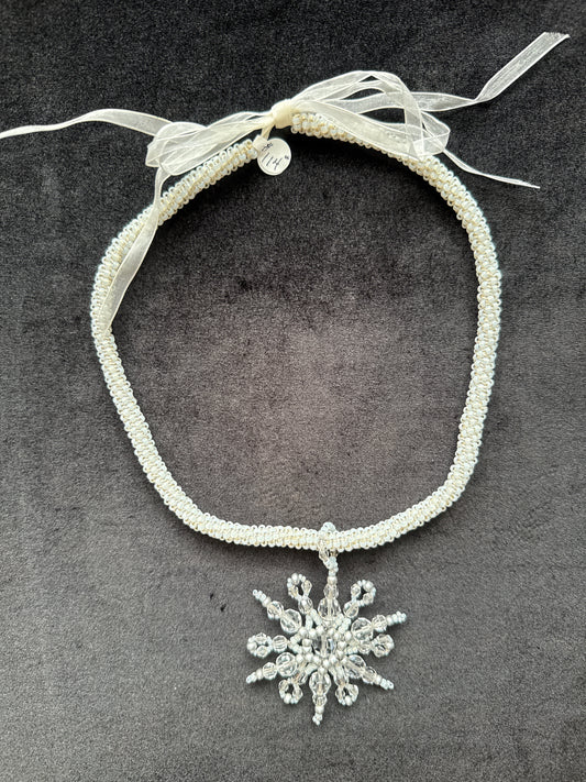 #489 vintage crystal snowflake pendant beaded necklace